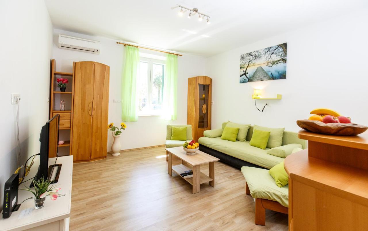 Apartment Green Forest Split Exterior photo