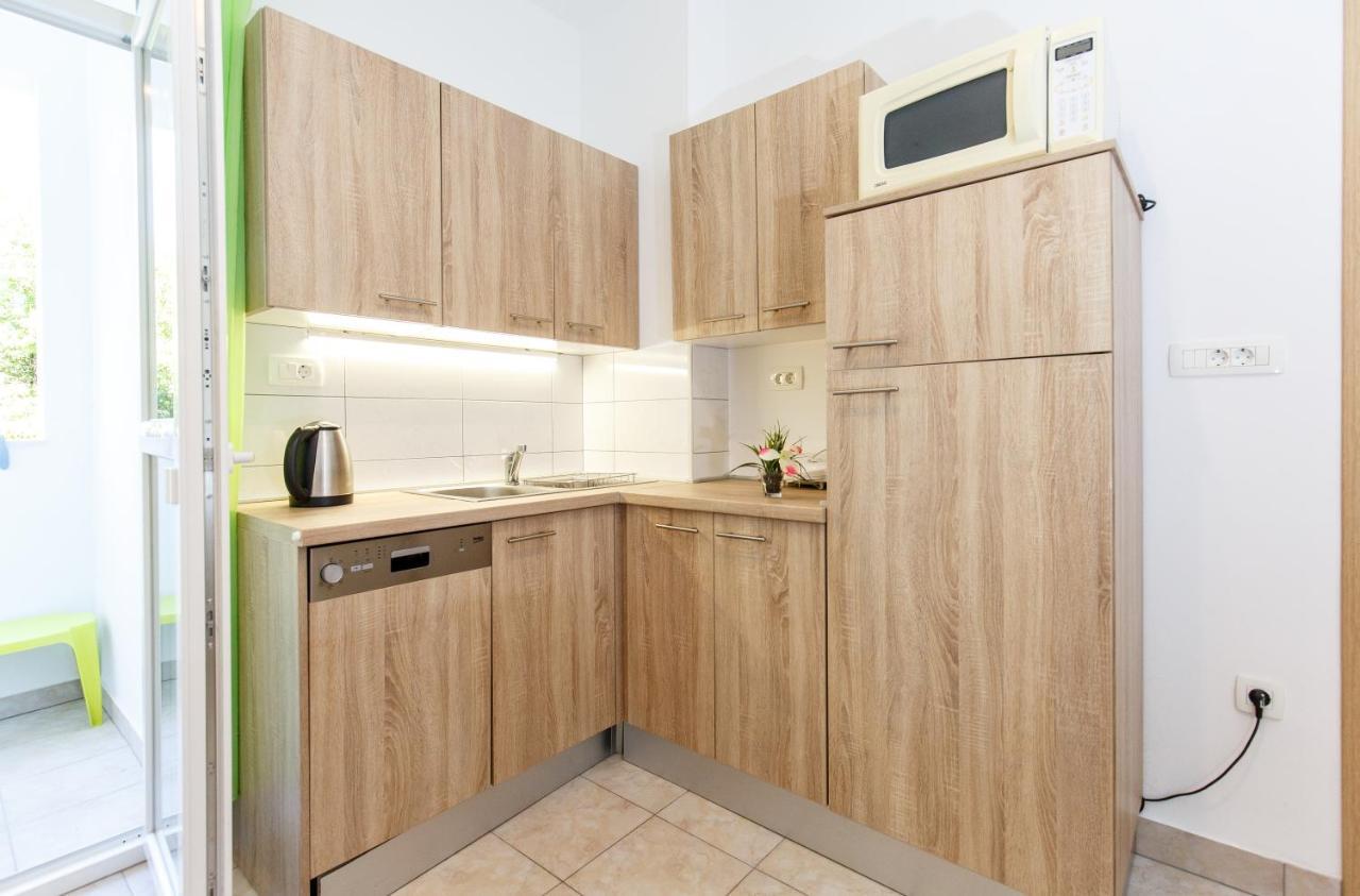 Apartment Green Forest Split Exterior photo